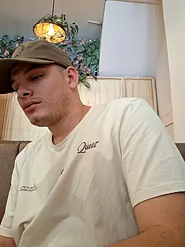 Snapshot of _Ottis_ chatting on 11/08/25, 04:07 Ottis online show from 11/08/25, 04:07