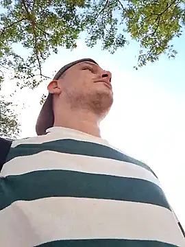 Snapshot of _Ottis_ chatting on 11/10/25, 07:57 Ottis online show from 11/10/25, 07:57