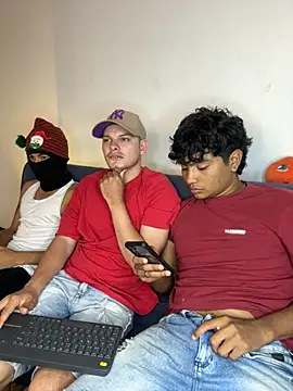 Snapshot of _Ottis_ chatting on 11/11/25, 05:57 Ottis online show from 11/11/25, 05:57