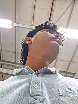 Snapshot of _Ottis_ chatting on 11/12/25, 06:52 Ottis online show from 11/12/25, 06:52