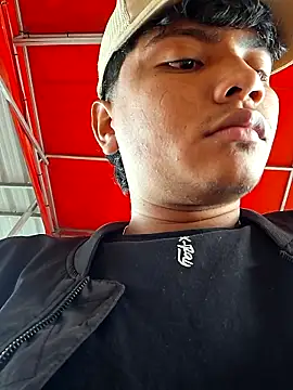 Snapshot of _Ottis_ chatting on 11/19/25, 06:19 Ottis online show from 11/19/25, 06:19