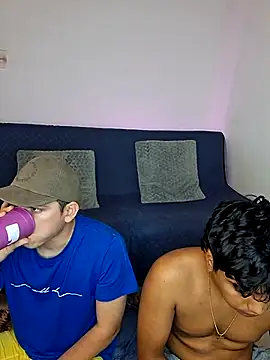 Snapshot of _Ottis_ chatting on 11/28/25, 12:13 Ottis online show from 11/28/25, 12:13