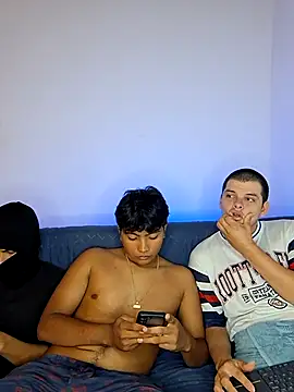 Snapshot of _Ottis_ chatting on 11/29/25, 11:41 Ottis online show from 11/29/25, 11:41