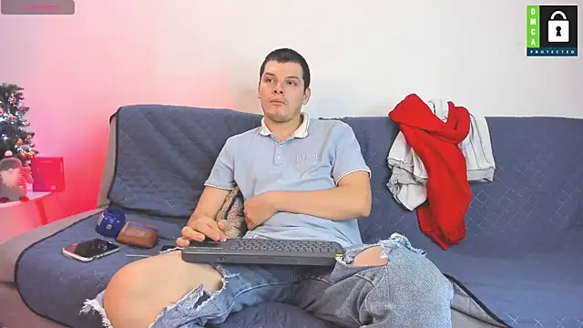 Snapshot of _Ottis_ chatting on 12/15/25, 11:42 Ottis online show from 12/15/25, 11:42