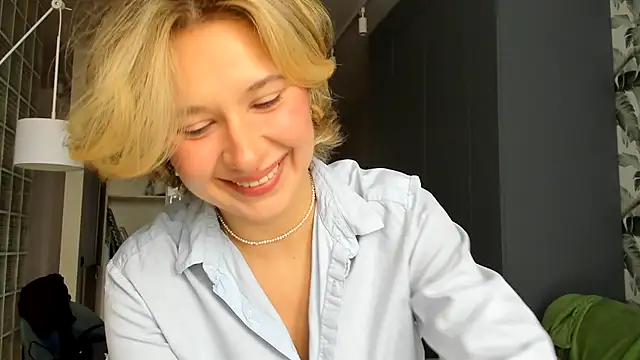 Lilith lutherlow online show from 12/21/25, 11:17