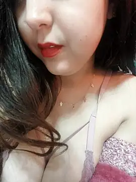 Snapshot of LoNa-daloua chatting on 02/15/25, 06:44 LoNa-daloua online show from 02/15/25, 06:44