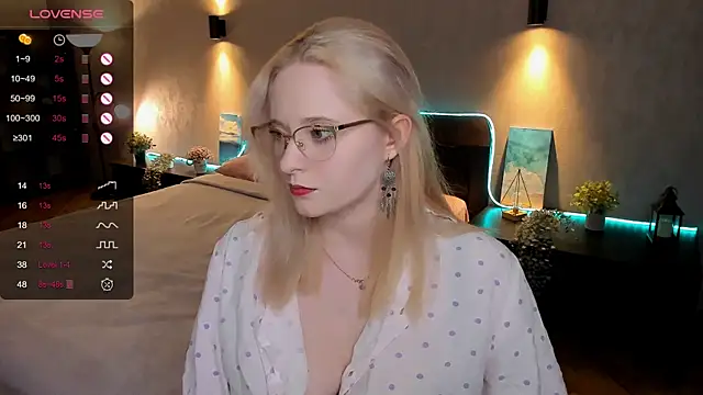 Snapshot of Aemilia_ chatting on 02/14/25, 02:18 Aemilia online show from 02/14/25, 02:18