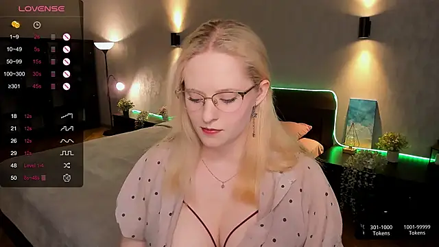 Snapshot of Aemilia_ chatting on 03/10/25, 08:48 Aemilia online show from 03/10/25, 08:48