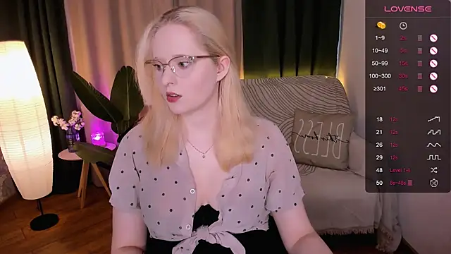 Snapshot of Aemilia_ chatting on 03/11/25, 08:52 Aemilia online show from 03/11/25, 08:52