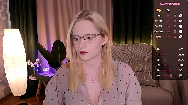 Snapshot of Aemilia_ chatting on 03/19/25, 08:45 Aemilia online show from 03/19/25, 08:45