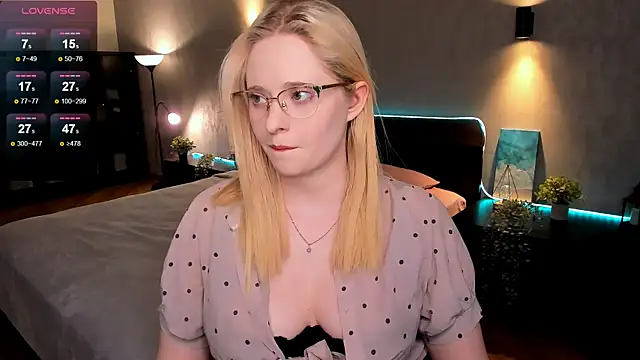 Snapshot of Aemilia_ chatting on 03/20/25, 08:42 Aemilia online show from 03/20/25, 08:42
