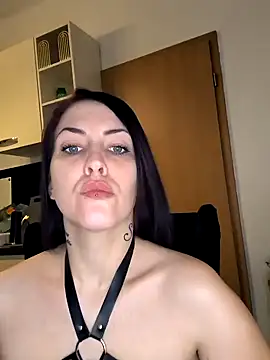 Snapshot of Linalicious chatting on 12/02/24, 05:26 Linalicious online show from 12/02/24, 05:26