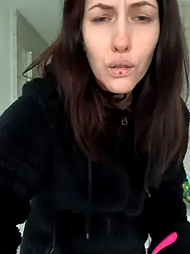 Snapshot of Linalicious chatting on 02/06/25, 10:48 Linalicious online show from 02/06/25, 10:48