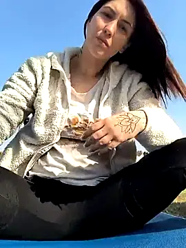 Snapshot of Linalicious chatting on 03/10/25, 01:21 Linalicious online show from 03/10/25, 01:21