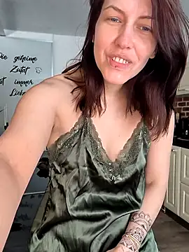 Snapshot of Linalicious chatting on 03/17/25, 08:18 Linalicious online show from 03/17/25, 08:18