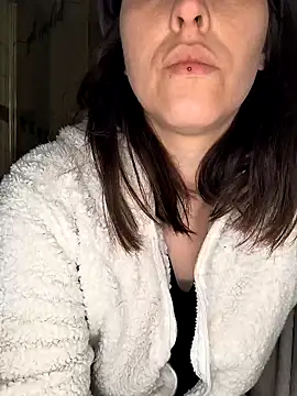 Snapshot of Linalicious chatting on 03/18/25, 05:42 Linalicious online show from 03/18/25, 05:42