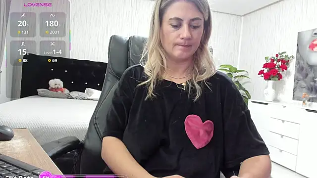 Snapshot of KattyeFox chatting on 11/27/25, 10:45 KattyeFox online show from 11/27/25, 10:45