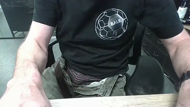 Snapshot of Michealtje85 chatting on 12/01/25, 04:12 Michealtje85 online show from 12/01/25, 04:12