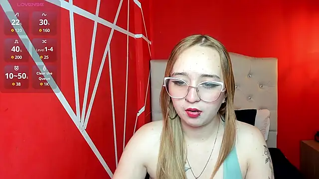 Snapshot of Liaroberts1 chatting on 12/19/24, 03:19 Liaroberts1 online show from 12/19/24, 03:19