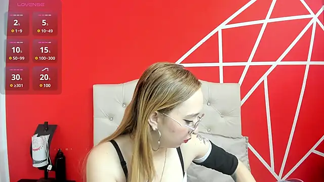 Snapshot of Liaroberts1 chatting on 01/09/25, 12:09 Liaroberts1 online show from 01/09/25, 12:09