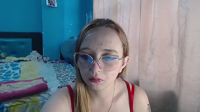 Snapshot of Liaroberts1 chatting on 02/07/25, 12:06 Liaroberts1 online show from 02/07/25, 12:06