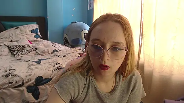 Snapshot of Liaroberts1 chatting on 02/18/25, 02:49 Liaroberts1 online show from 02/18/25, 02:49