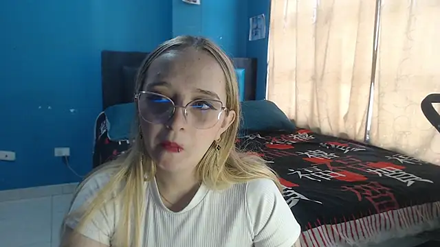 Snapshot of Liaroberts1 chatting on 10/06/25, 12:02 Liaroberts1 online show from 10/06/25, 12:02