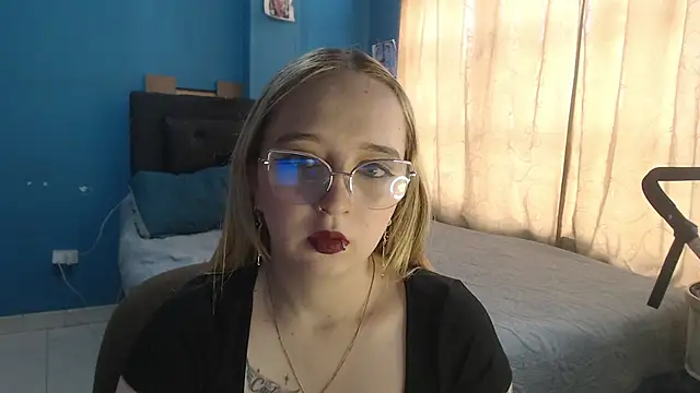 Snapshot of Liaroberts1 chatting on 10/20/25, 11:54 Liaroberts1 online show from 10/20/25, 11:54