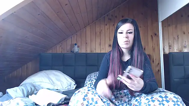 BoeseMoni1998 online show from 10/18/25, 10:16