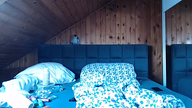 BoeseMoni1998 online show from 10/19/25, 08:37