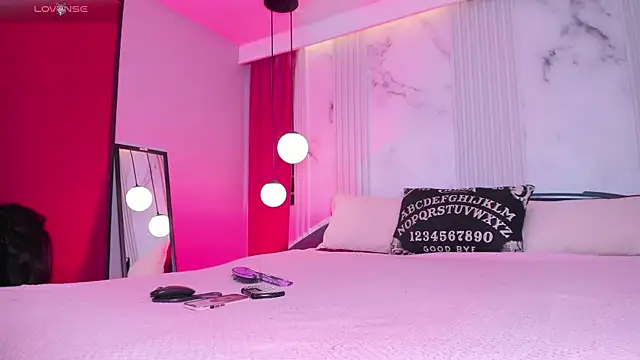 ninaevanss  online show from 11/28/25, 08:22