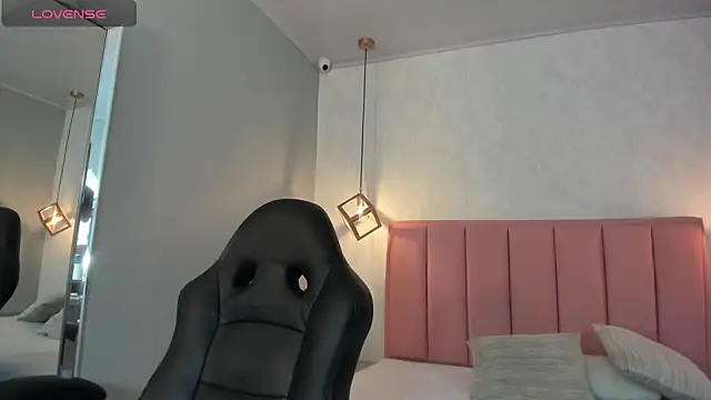 SUNNYCYRUS online show from 10/23/25, 12:26