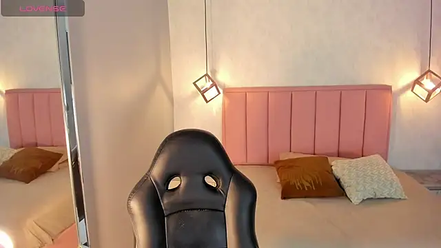 SUNNYCYRUS online show from 04/23/26, 12:51