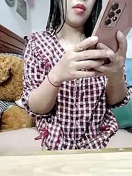 Snapshot of cream1299 chatting on 02/21/25, 10:39 cream1299 online show from 02/21/25, 10:39