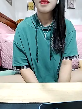 Snapshot of cream1299 chatting on 09/24/25, 12:25 cream1299 online show from 09/24/25, 12:25