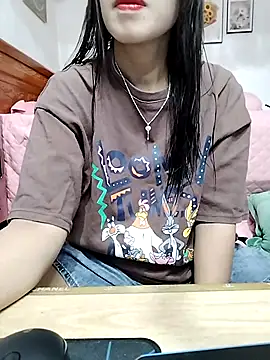 Snapshot of cream1299 chatting on 10/06/25, 11:18 cream1299 online show from 10/06/25, 11:18