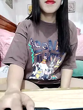 Snapshot of cream1299 chatting on 10/17/25, 01:31 cream1299 online show from 10/17/25, 01:31