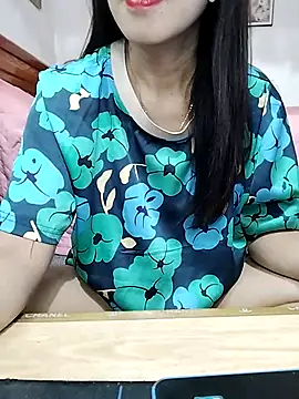 Snapshot of cream1299 chatting on 10/19/25, 11:33 cream1299 online show from 10/19/25, 11:33