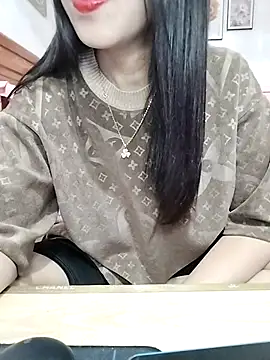 Snapshot of cream1299 chatting on 10/23/25, 01:27 cream1299 online show from 10/23/25, 01:27