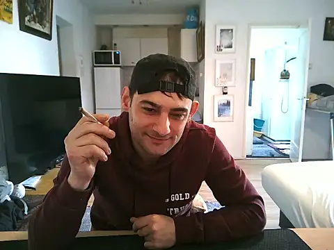 Snapshot of mihaimichael chatting on 04/15/26, 01:07 mihaimichael online show from 04/15/26, 01:07