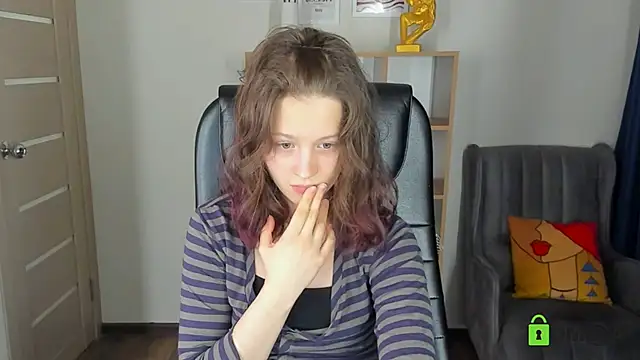 Snapshot of Alina_Mills chatting on 05/16/26, 06:54 Alina Mills online show from 05/16/26, 06:54