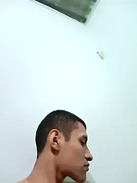 Snapshot of Rogersmit2 chatting on 10/28/25, 03:32 Rogersmit2 online show from 10/28/25, 03:32