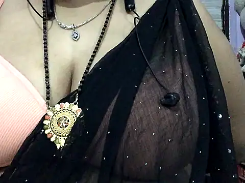 Snapshot of Desi_bhabhiii chatting on 11/17/25, 06:19 Desi bhabhiii online show from 11/17/25, 06:19