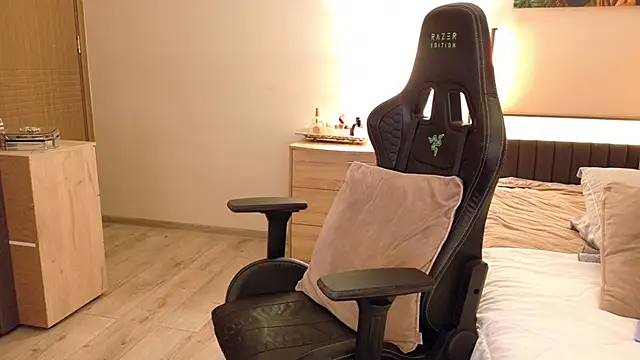 joycesilver online show from 12/05/25, 09:18