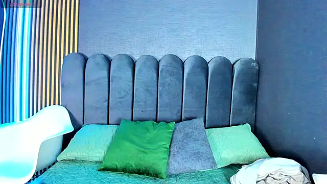 Nicolette ks  online show from 12/17/25, 04:40