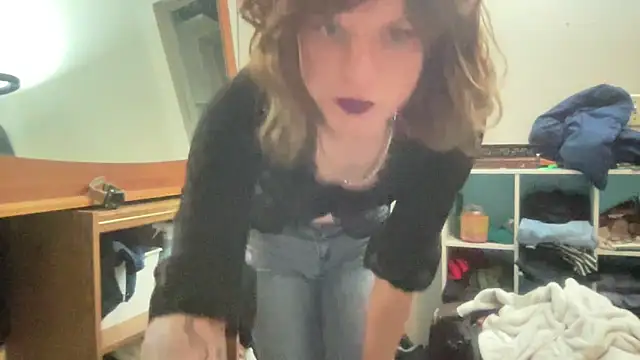 Snapshot of sum1betterthanmost chatting on 10/28/25, 10:56 sum1betterthanmost online show from 10/28/25, 10:56