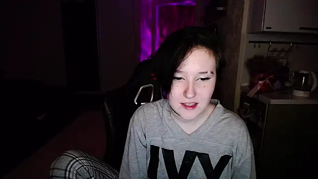 Snapshot of Kira_Bakker chatting on 03/18/25, 01:43 Kira Bakker online show from 03/18/25, 01:43