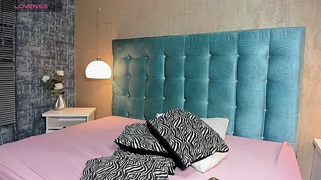 Paola  23 online show from 11/28/25, 08:22