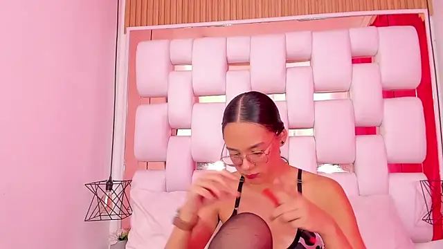 EmmyCruzZ online show from 11/19/25, 07:03