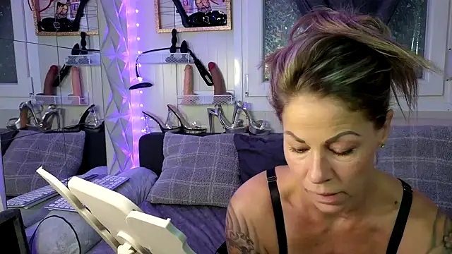 Snapshot of Tatjana_Sue chatting on 11/10/25, 05:34 Tatjana Sue online show from 11/10/25, 05:34